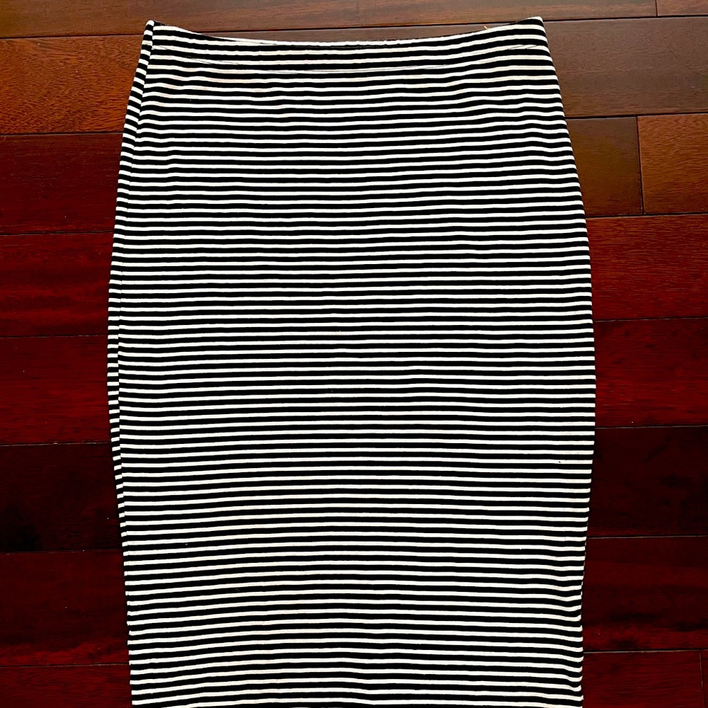 Black & white horizontal pin striped bodycon skirt